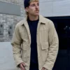 Hombre con casaca corduroy beige polo negro con gorra negra