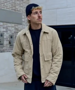Hombre con casaca corduroy beige polo negro con gorra negra
