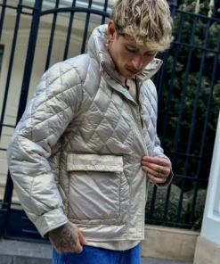 Joven usa casaca Black Ice color Plata con polo Beige muestra bolsillo