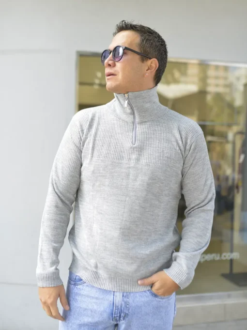modelo posando chompa modelo London gris 4essen costado