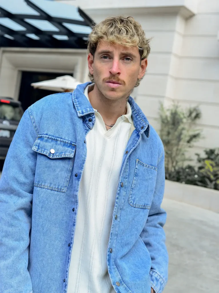 Casaca de jean azul costado para hombre modelo Lukas